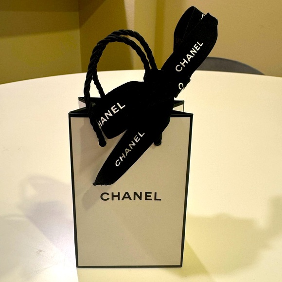 Extra small Chanel gift bag w/black bow. - Picture 1 of 1